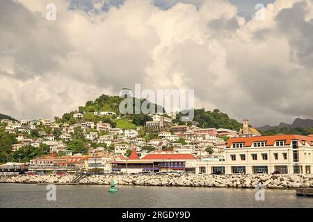 St. George, Grenade - 27 novembre 2015 : Port de baie avec paysage urbain côtier. Banque D'Images