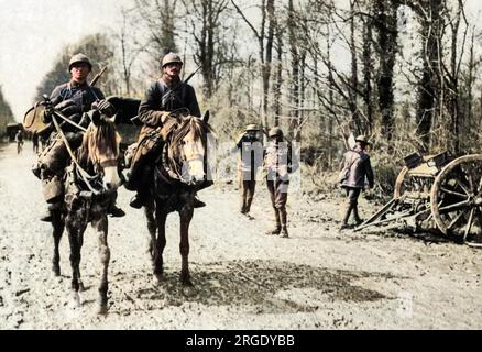 Deux cavaliers français traversant les lignes britanniques pour entrer en action sur le front occidental en France pendant la première Guerre mondiale. Banque D'Images