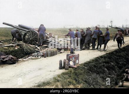 Des artilleurs britanniques installent un canon de 60 livres sur le front de l'Ouest en France pendant la première Guerre mondiale. Banque D'Images