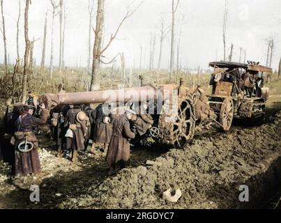 Un gros canon transporté par un tracteur sur la ligne de front sur le front occidental pendant la première Guerre mondiale. Banque D'Images