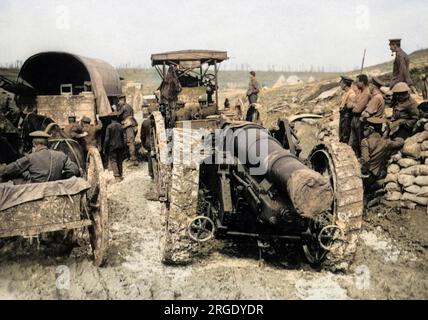 Un gros canon britannique transporté sur les lignes de front par mauvais temps sur le front occidental pendant la première Guerre mondiale. Banque D'Images