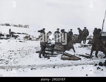 Des artilleurs britanniques triant des obus dans la neige sur le front occidental pendant la première Guerre mondiale. Banque D'Images