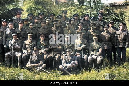 Officiers et état-major de l'armée britannique (DGMS, Directeur général des Services médicaux) dans une photo de groupe sur le front occidental en France pendant la première Guerre mondiale. Banque D'Images