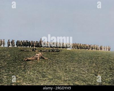 Des officiers britanniques assistent à une démonstration de mitrailleuses sur le front occidental en France pendant la première Guerre mondiale. Banque D'Images