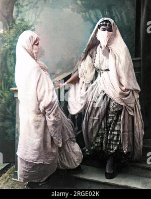 Femmes algériennes en costume traditionnel. Banque D'Images