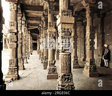 Colonnade dans le Qutub Minar, Delhi, Inde. Il est à côté du plus haut minaret en Inde. Banque D'Images