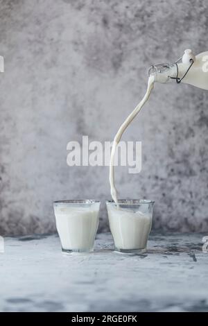 Lait végétal versé dans un verre Banque D'Images