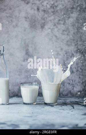 Lait végétal versé dans un verre Banque D'Images