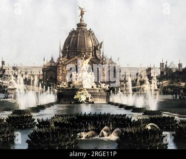 Scène pendant l'exposition universelle, Paris, France, avec une grande fontaine et un bâtiment en dôme. Banque D'Images