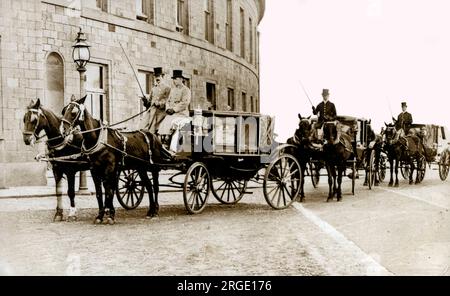 Une fine rangée de voitures tirées par des chevaux - peut-être une photographie promotionnelle pour une charriageworks? Banque D'Images