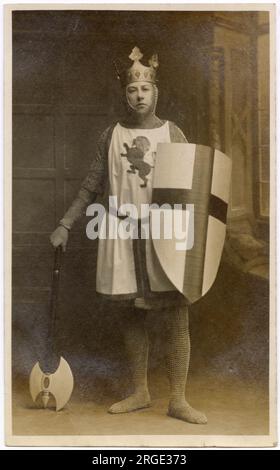 Un homme en costume comme un roi médiéval vêtu de Chainmail, couronne et tabard. Il est possible supposé être Richard cœur de Lion. Banque D'Images