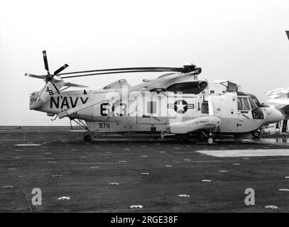 US Navy â€“ Sikorsky SH-3H Sea King 149711 (msn 61128, code de base AB, indicatif d’appel 613), de HS-11 embarqué sur USS America le 18 septembre 1982. Vu range sur le pont plié, prêt pour le hangar. Banque D'Images