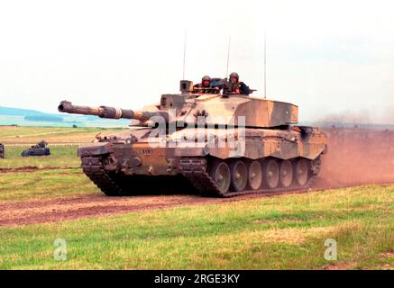 Char de combat principal Challenger II, à grande vitesse sur l'hippodrome / terrain d'exposition de Larkhill, lors de la journée portes ouvertes de l'Artillerie royale de Larkhill 2006. Banque D'Images