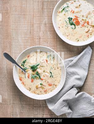 Deux bols de soupe Vegan Gnocchi sur fond de bois Banque D'Images
