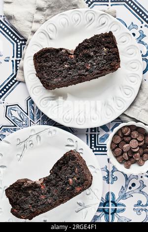 Deux tranches de pain à la banane au chocolat sur des assiettes blanches Banque D'Images