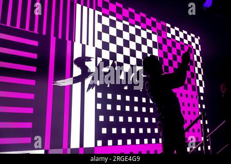 Belfast, Irlande, le 8 août 2023, Shugz était l'un des DJ qui a joué un set à la Feile and Phobail Dance Night 2023 à Falls Park Credit : Bonzo/Alamy Live News Banque D'Images