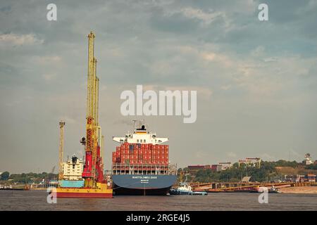Manaus, Brésil - 04 décembre 2015: Maersk Bartolomeu dias cargo navire dans le port, copier l'espace. Banque D'Images