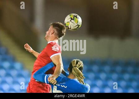 Jake Young (Swindon Town 7) affronté par Romoney Crichlow (Peterborough United 6) lors du match du premier tour de la coupe Carabao entre Peterborough et Swindon Town à London Road, Peterborough le mardi 8 août 2023. (Photo : Kevin Hodgson | MI News) crédit : MI News & Sport / Alamy Live News Banque D'Images