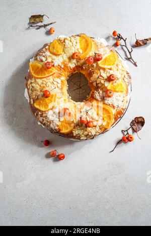 Gâteau de Noël traditionnel roscon de reyes avec figurines des trois rois à la crème, chocolat et turron, tradition espagnole et mexicaine Banque D'Images