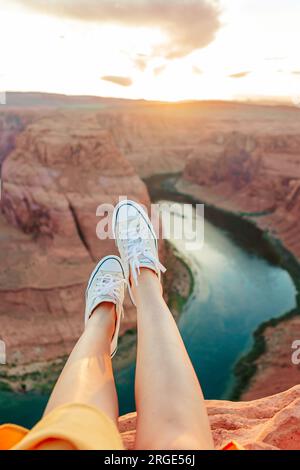 Jambes sur le bord de la falaise à Horseshoe Band Canyon à page, Arizona. Concept aventure et tourisme. Belle nature aux Etats-Unis Banque D'Images