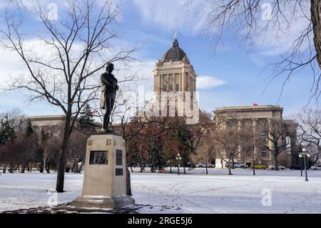 Winnipeg, Manitoba, Canada - 11 21 2014 : vue hivernale de l'un des lieux historiques du Manitoba - statue de Robert Burns devant l'Assemblée législative du Manitoba Banque D'Images