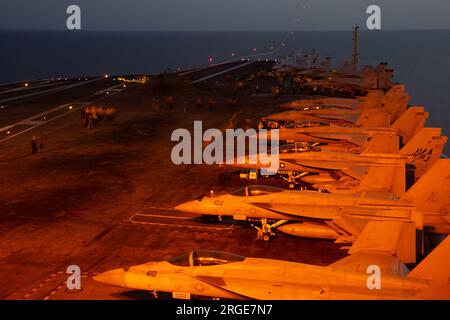 26 juillet 2023 - en mer - le plus grand porte-avions du monde USS Gerald R. Ford (CVN 78) effectue des opérations aériennes, le 25 juillet 2023. Gerald R. Ford est le porte-avions le plus récent et le plus avancé des Navys américains, représentant un saut générationnel dans la capacité des Navys américains à projeter de l'énergie à l'échelle mondiale. Le Gerald R. Ford Carrier Strike Group est en déploiement programmé dans la zone d'opérations des forces navales américaines en Europe, employé par la sixième flotte américaine pour défendre les intérêts américains, alliés et partenaires. (Image de crédit : © Nolan Pennington/États-Unis Navy/ZUMA Press Wire) À USAGE ÉDITORIAL UNIQUEMENT ! Pas pour Commerc Banque D'Images