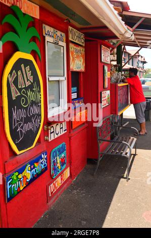 Un stand de fruits petit et coloré à Kauai, Hawaï offre des fruits tropicaux et des légumes en format smoothie un kiosque mignon Banque D'Images