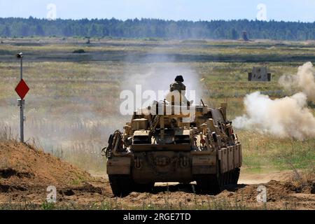 18 juillet 2023 - Pologne - les soldats américains affectés au 1e bataillon, 9e régiment de cavalerie, 2e brigade blindée équipe de combat, 1e division de cavalerie, soutenant la 4e division d'infanterie, effectuent la qualification des armes sur des mitrailleuses de calibre M2 .50 montées sur des véhicules de récupération Hercules M88A2 dans la zone d'entraînement de Bemowo Piskie, Pologne, juillet 18. Le 4th Inf. La mission de Div. En Europe est de s'engager dans des entraînements et des exercices multinationaux à travers le continent, travaillant aux côtés des alliés de l'OTAN et des partenaires de sécurité régionaux pour fournir des forces crédibles au combat au V corps, corps avancés déployés en Europe. (Credi Banque D'Images