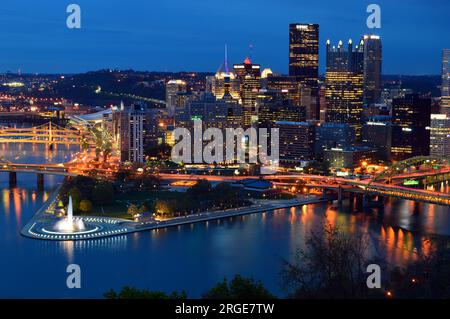 Les lumières de la ligne d'horizon de Pittsburgh se reflètent dans les eaux environnantes des rivières Ohio, Allegheny et Monongahela la la nuit Banque D'Images