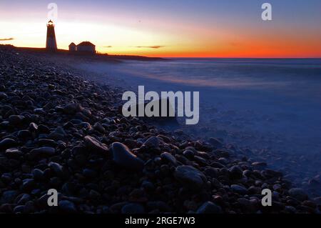 Les vagues roulent doucement sur le rivage rocheux près du phare de point Judith dans le Rhode Island Banque D'Images