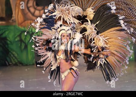 Parintins, Brésil - 06 décembre 2015 : danseuse de carnaval brésilienne samba. Banque D'Images