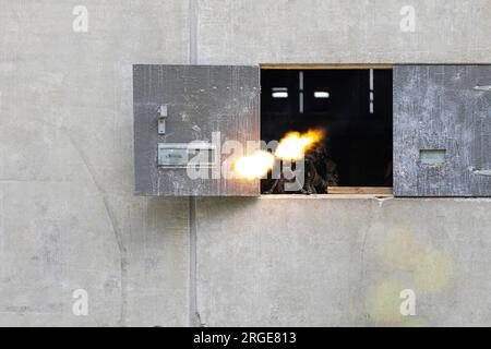 26 juillet 2023 - zone d'entraînement de Nursipalu, Estonie - le Sgt Jacob Lenz, chef de section motrice du 1e bataillon du 506e régiment d'infanterie ''Red Currahee'', équipe de combat de la 1e brigade, 101e division aéroportée (assaut aérien), soutenant la 4e division d'infanterie, tirs d'une fenêtre alors qu'ils jouaient le rôle des forces de l'opposition lors d'un exercice d'entraînement situationnel de peloton dans la zone d'entraînement de Nurispalu, Estonie, juin 26. La formation a permis aux soldats de s'engager dans des scénarios de combat simulés, d'affiner leurs compétences tactiques dans des conditions réelles, et d'améliorer leur adaptabilité pour gérer le challeng Banque D'Images