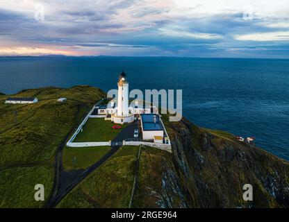 Coucher de soleil sur le phare de Mull of Galloway depuis un drone, en Écosse continentale, Royaume-Uni Banque D'Images