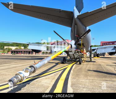 Les membres du 117th Maintenance Squadron effectuent la maintenance d'un avion KC-135R à Sumpter Smith JNGB, Alabama, le 06 août 2023. (Photo de la Garde nationale de l'Air DES ÉTATS-UNIS par le sergent-maître principal Jeremy Farson) Banque D'Images