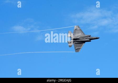 La Garde nationale du Wisconsin a démontré ses capacités de combat le 28 juillet dans le cadre de l’AirVenture de l’Experimental Aircraft Association à Oshkosh, Wisconsin. La démonstration comprenait le chasseur F-35 Lightning de la 115e escadre de chasse, un KC-135 Stratotanker de la 128e escadre de ravitaillement en vol, des hélicoptères UH-60 Black Hawk du 1e Bataillon, 147e Régiment d'aviation effectuant un assaut aérien avec des soldats du 2e Bataillon, 127e Régiment d'infanterie, hélicoptères OH-58 Kiowa effectuant un hissage de patient Medevac, et démonstrations de tir d'obusier de 105 mm par des membres du 1st Battalio Banque D'Images