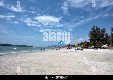 Langkawi, Malaisie - 25 décembre 2018 : touristes profitant de diverses activités le long de la plage de Pantai Cenang sur l'île de Langkawi sur la mer d'Andaman à Langkaw Banque D'Images