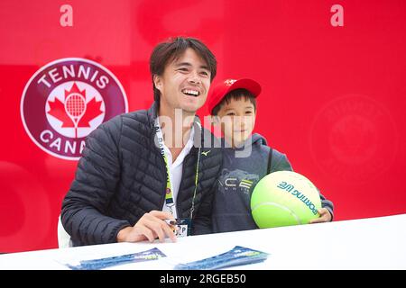 Ontario, Canada. 08/08/2023, Taro Daniel du Japon signe des autographes pour les fans lors de la quatrième journée de l'Open de la Banque nationale 2023 au Sobeys Arena le 8 août 2023 à Toronto, Ontario, Canada. Crédit : Anil Mungal/AFLO/Alamy Live News Banque D'Images