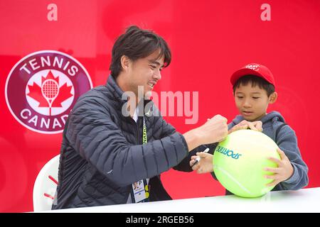 Ontario, Canada. 08/08/2023, Taro Daniel du Japon signe des autographes pour les fans lors de la quatrième journée de l'Open de la Banque nationale 2023 au Sobeys Arena le 8 août 2023 à Toronto, Ontario, Canada. Crédit : Anil Mungal/AFLO/Alamy Live News Banque D'Images