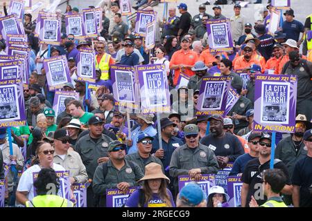 Los Angeles, États-Unis. 08 août 2023. Les manifestants se rassemblent avec des pancartes exprimant leur opinion pendant la manifestation. Plus de 11 000 des travailleurs de la ville de Los Angeles piquent devant la mairie de Los Angeles en quittant le travail pour une grève de 24 heures alléguant des pratiques de travail déloyales. Crédit : SOPA Images Limited/Alamy Live News Banque D'Images