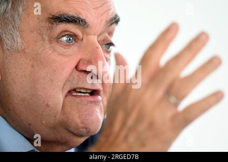 Duesseldorf, Allemagne. 08 août 2023. Herbert Reul (CDU), ministre de l'intérieur de Rhénanie-du-Nord-Westphalie, intervient lors d'une interview avec l'Agence de presse allemande. Crédit : Federico Gambarini/dpa/Alamy Live News Banque D'Images