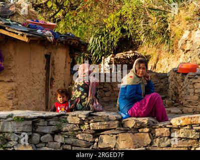 Femme indienne au village de Tulla Kote dans la région de Tallas des, où Jim Corbett vient après le Tallas des Maneater, Kumaon Hills, Uttarakhand, Inde Banque D'Images