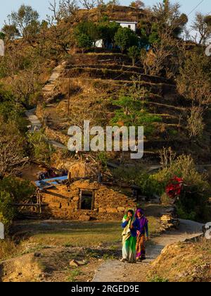 Femme indienne au village de Tulla Kote dans la région de Tallas des, où Jim Corbett vient après le Tallas des Maneater, Kumaon Hills, Uttarakhand, Inde Banque D'Images