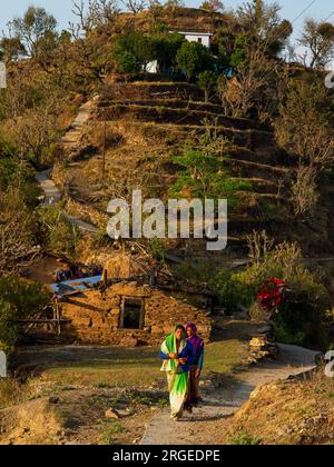 Femme indienne au village de Tulla Kote dans la région de Tallas des, où Jim Corbett vient après le Tallas des Maneater, Kumaon Hills, Uttarakhand, Inde Banque D'Images