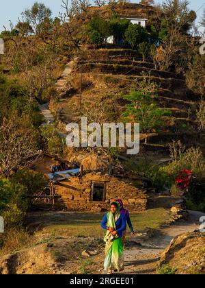 Femme indienne au village de Tulla Kote dans la région de Tallas des, où Jim Corbett vient après le Tallas des Maneater, Kumaon Hills, Uttarakhand, Inde Banque D'Images