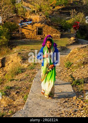 Femme indienne au village de Tulla Kote dans la région de Tallas des, où Jim Corbett vient après le Tallas des Maneater, Kumaon Hills, Uttarakhand, Inde Banque D'Images