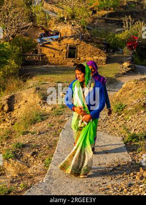 Femme indienne au village de Tulla Kote dans la région de Tallas des, où Jim Corbett vient après le Tallas des Maneater, Kumaon Hills, Uttarakhand, Inde Banque D'Images