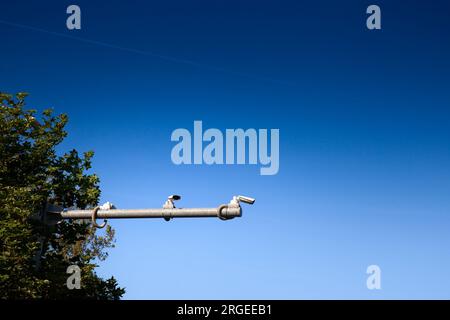 Image des caméras de surveillance de la circulation CCTV sur une route européenne, utilisé pour surveiller la circulation et détecter la criminalité routière. Banque D'Images