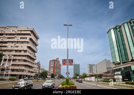 Photo d'une rue de Novi Beograd, Serbie, avec un immeuble d'affaires, par temps nuageux. New Belgrade est une municipalité de la ville de Belgrade. C'est le cas Banque D'Images