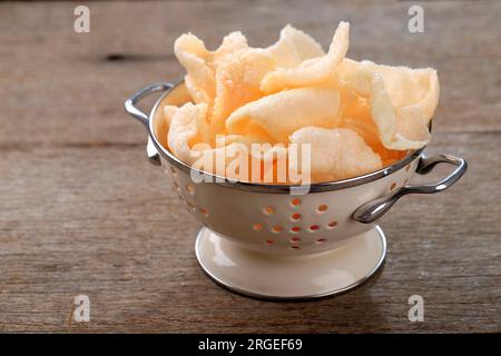 Kerupuk, crackers croustillants frits à base de farine et d'épices. Plat d'accompagnement populaire dans le menu indonésien. Banque D'Images