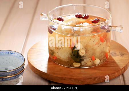 Dessert au triple collagène de gomme de pêche sur une casserole claire, boisson chinoise saine Banque D'Images